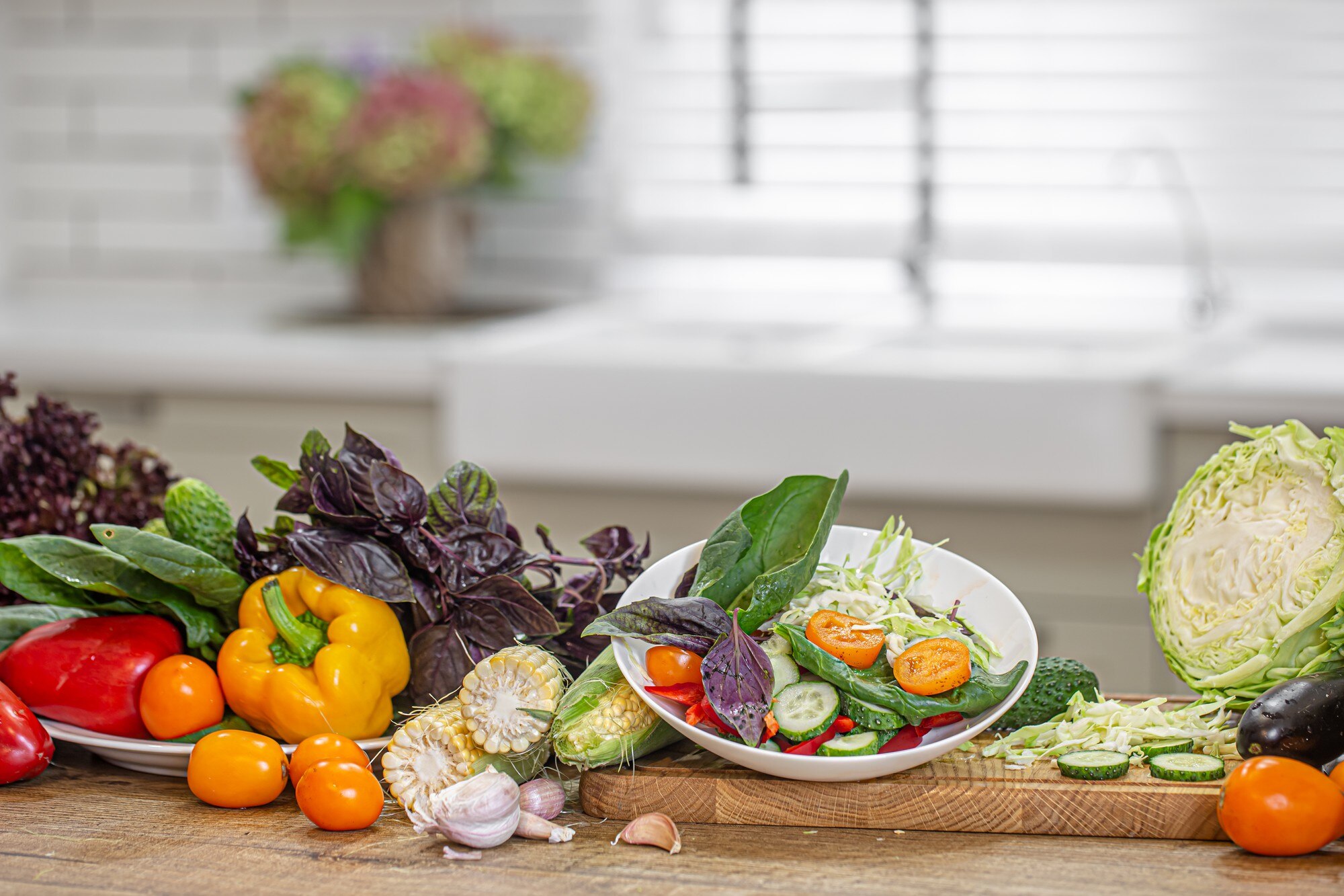Mesa con alimentos frescos y saludables — alimentación consciente para el bienestar
